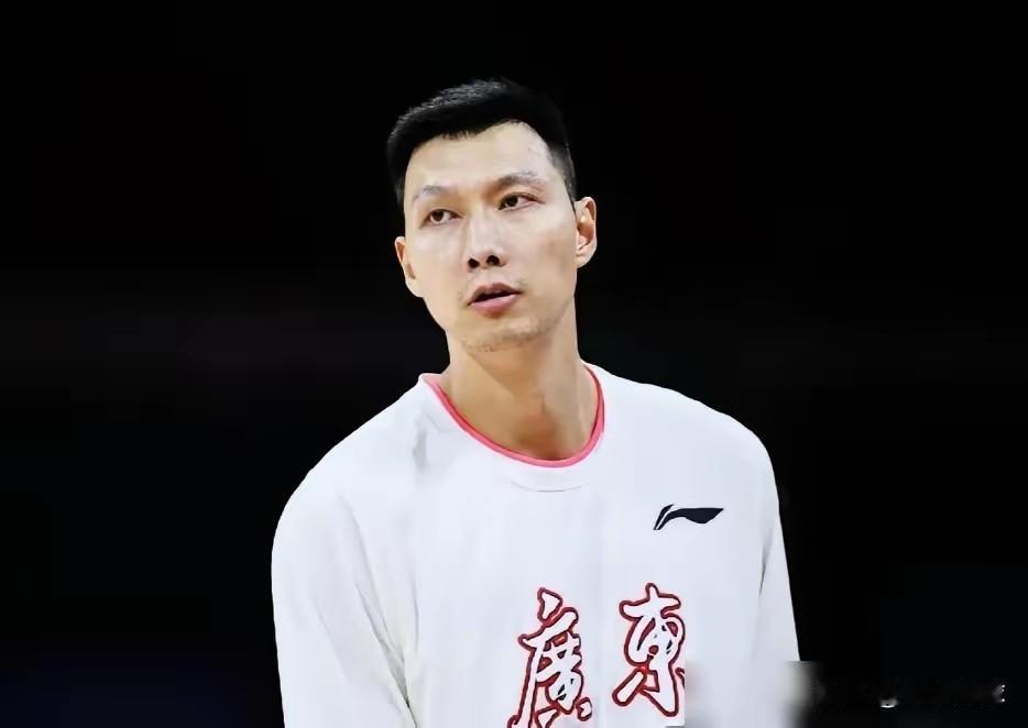 广东宏远现在的做法让人想到了2022年！易建联义无反顾的退役了，没有任何留恋，