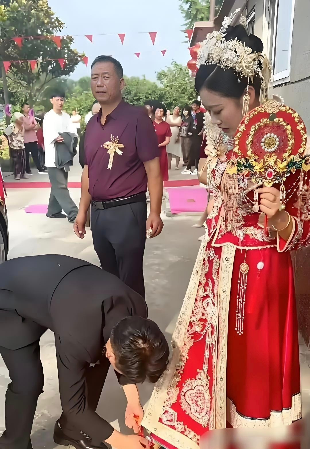 从这个动作就可以看出，新娘子嫁对人了！