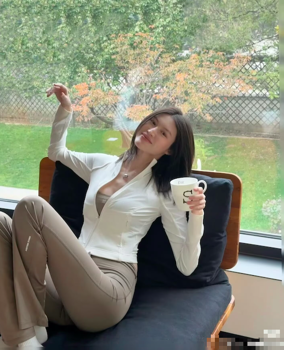 刚生完小孩还不到一个月的时间，陈伟霆老婆的身材就恢复的这么好了，怪不得能让花心大