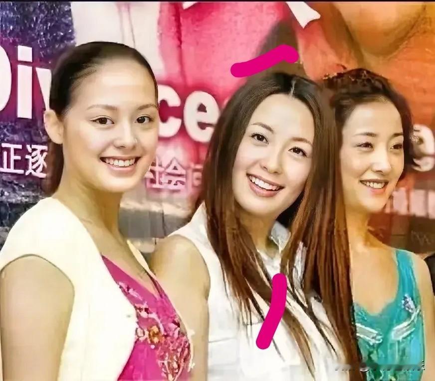 左边的是王力可，右边的是刘蓓，中间的美女，虽然我不知道她名字，但她长相甜美，一头