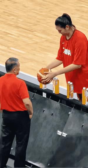从这张动图就能看出张子宇还是个孩子，性格应该也是挺好的，比赛间隙她拿篮球逗主教练