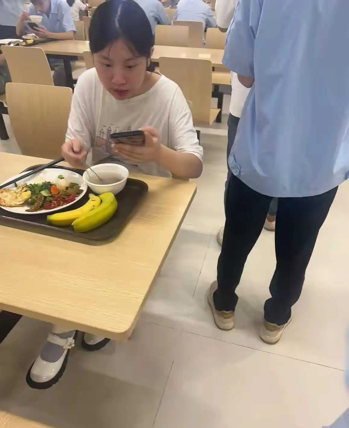 血汗工厂的普通员工餐。