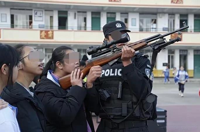 照片上武警使用一种新式狙击步枪很抢眼，粗略一看就知道它是由56式半自动步枪改装而