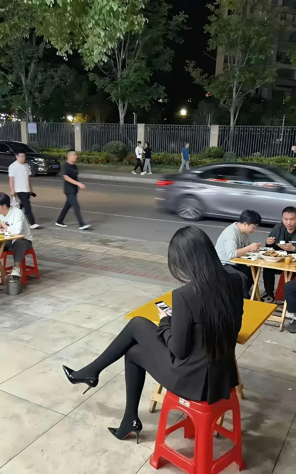 刷到一堆男博主举着手机在地铁口堵姑娘要微信，被拒了还笑呵呵说“练胆”我看评论区吵