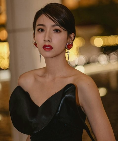 蔡思贝回应离开TVB蔡思贝回应和王浩信绯闻据港媒，15日，蔡思贝出席活动时回应