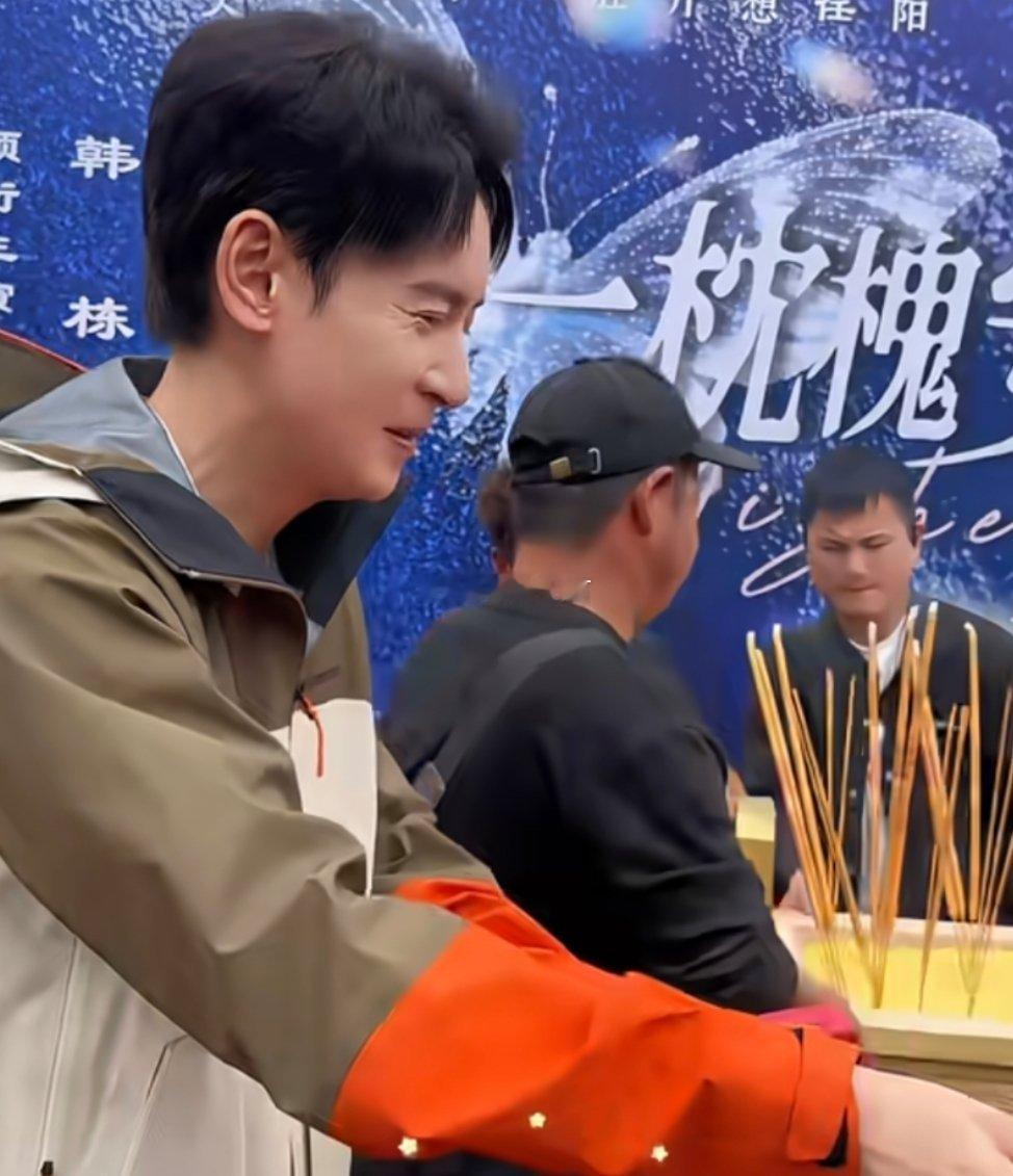 一线老戏骨男演员，脸上一点岁月痕迹都没有。