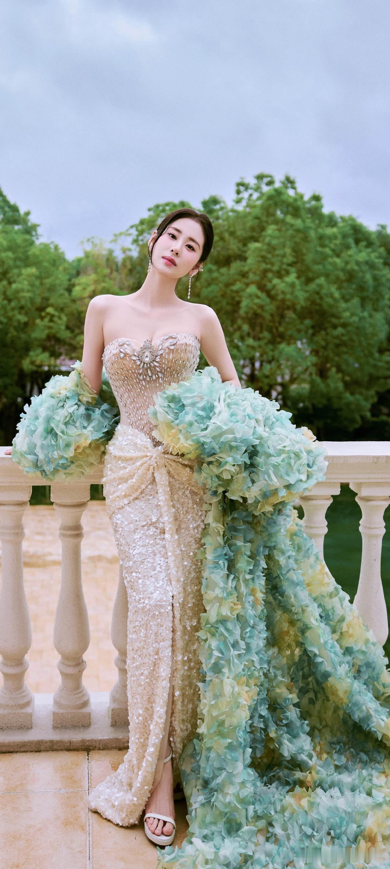 张碧晨的最新造型简直美出新高度！这套礼服将华丽与仙气完美融合，堪称红毯教科书。