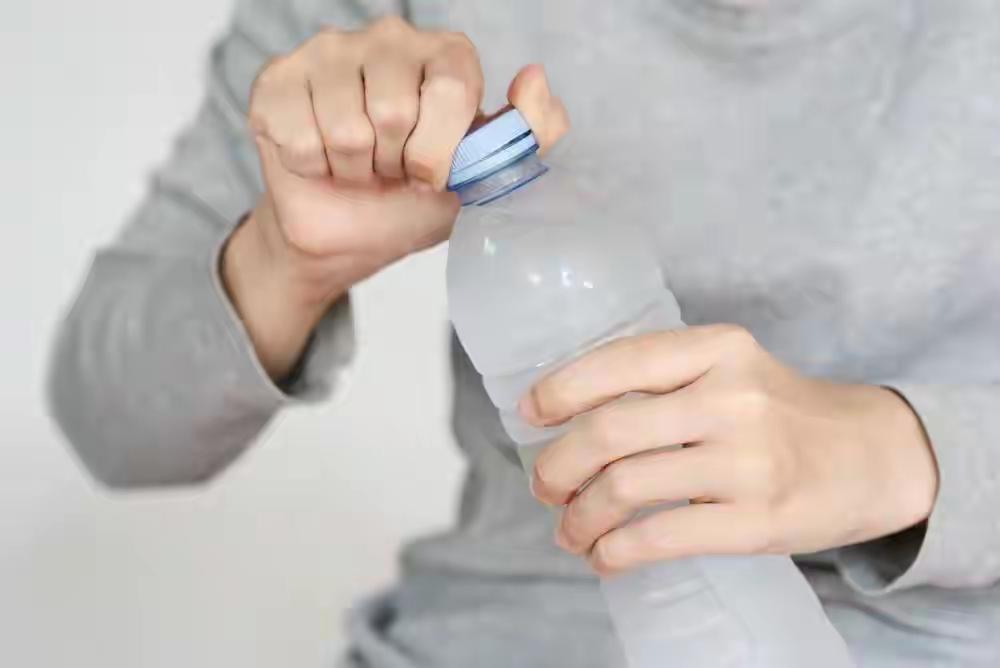 研究人员以为算错了：瓶装水塑料污染是自来水3倍每升含600万个塑料颗粒可能入脑