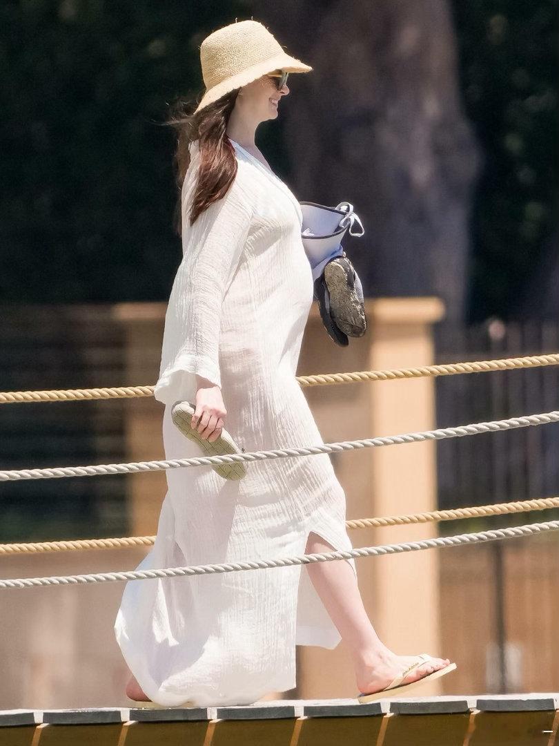 安妮海瑟薇怀三胎安妮和丈夫亚当・舒尔曼2008年相识相恋，2012年步入婚