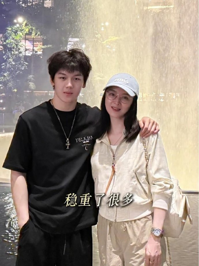 王艳的19岁儿子近照曝光，他搭着母亲的肩膀合影，从胖小子蜕变成肌肉型男，阳光又帅