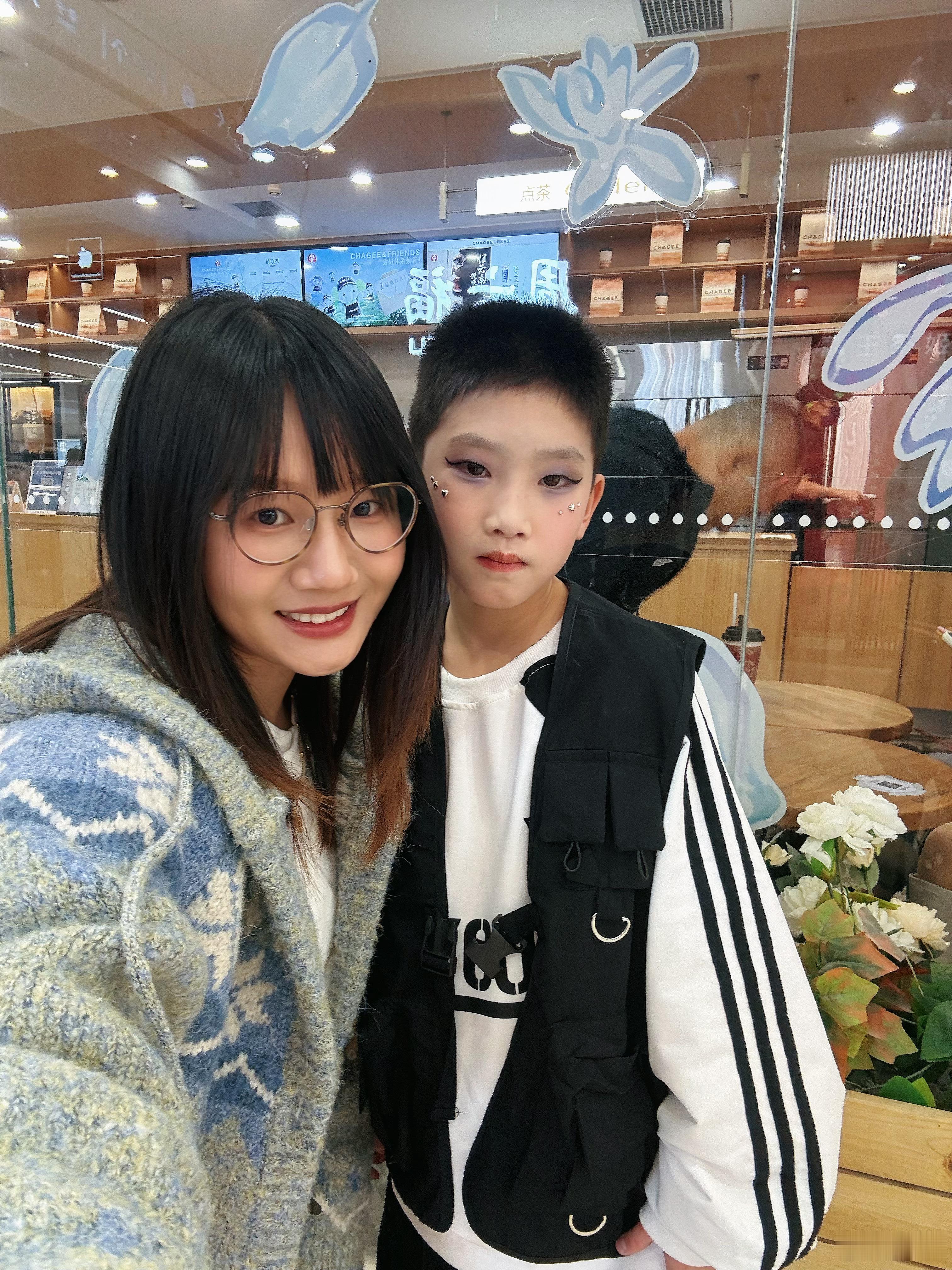 新年第一天，来看我外甥上台表演。他妈妈送他去学爵士舞跳了一个月，刚好赶上元旦商场