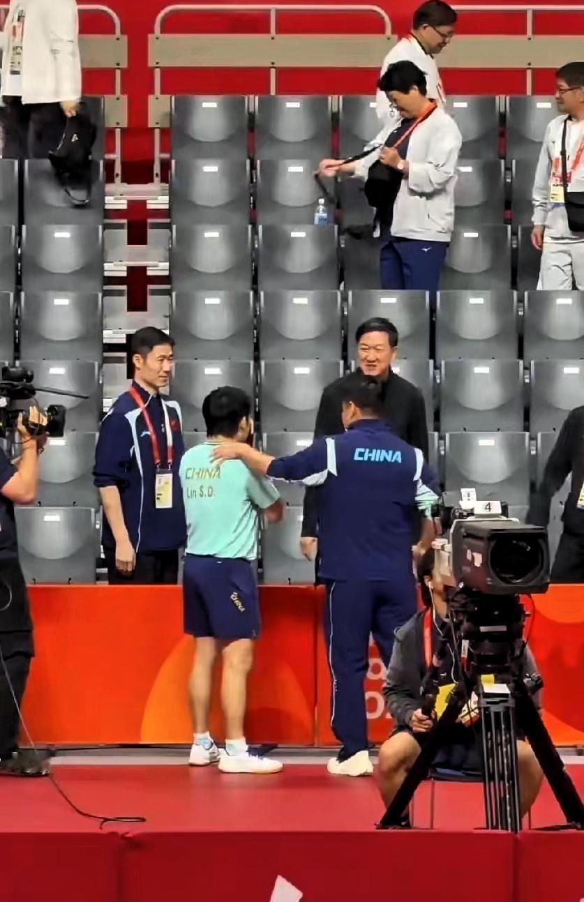 王皓真是优秀的教练，赛后亲自领着林诗栋走上看台带他认识领导，这算是为爱徒铺路了，