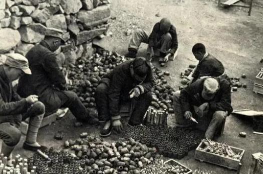 1944年，八路军兵工厂因为缺黄铜，无法生产子弹，一个农民知道后，便来到根据地，