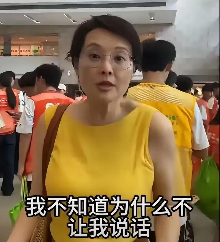 近日，袁立又登上热搜了，总感觉她的状态有些令人担忧。她在近期不断发文，控诉某综