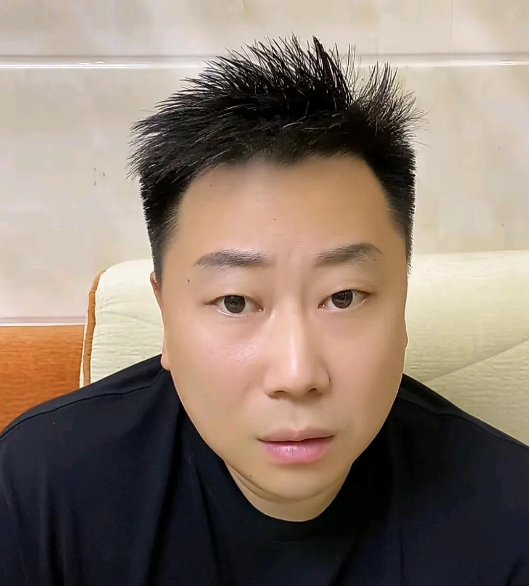 媒体人李宝库表示，他不待见上海海港是有原因的。李宝库在直播时向球迷解释，他之所