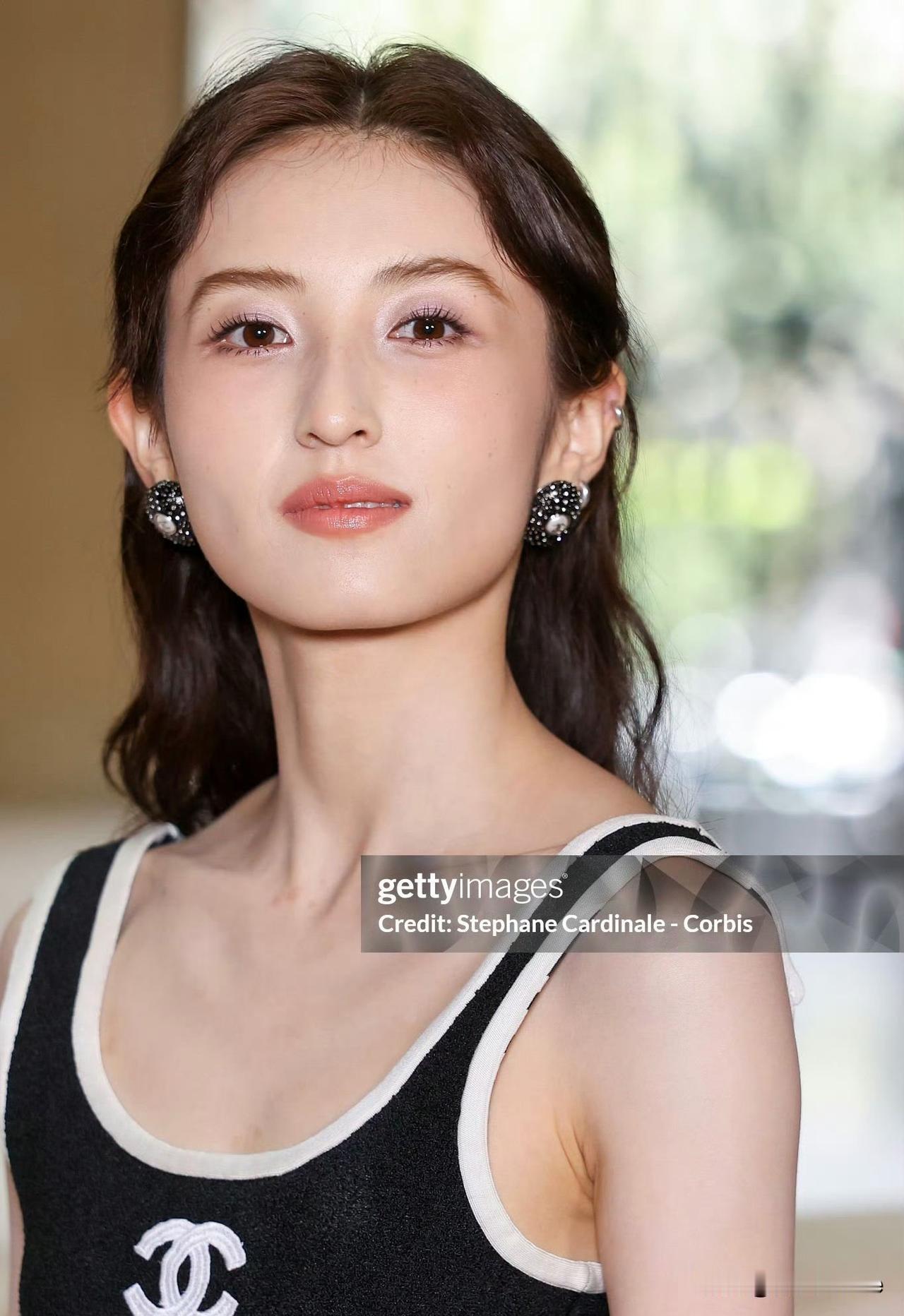 7月7日，张子枫香奈儿高定大秀G社生图身体太瘦了，显得脸很大，有种成年人的头，