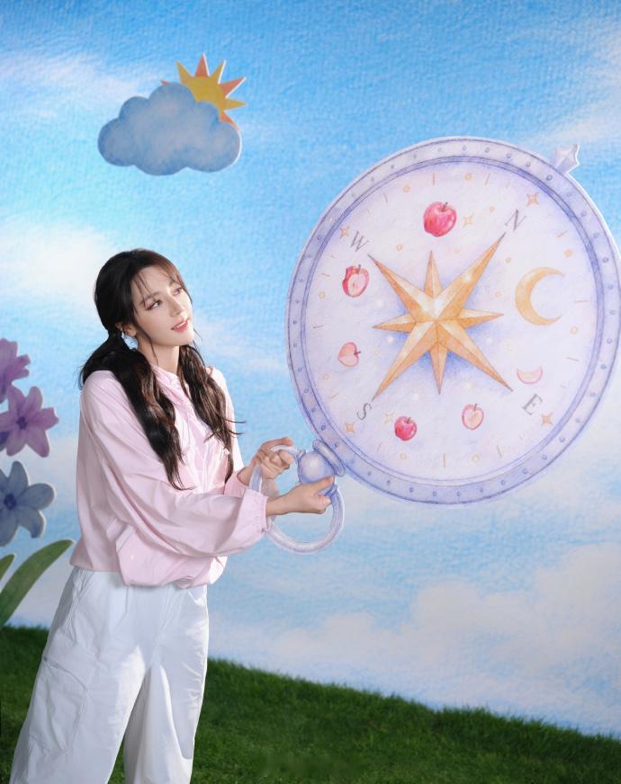 粉色系套装双马尾、甜美可爱——迪丽热巴。每日明星美图分享浪姐三公李唐王朝