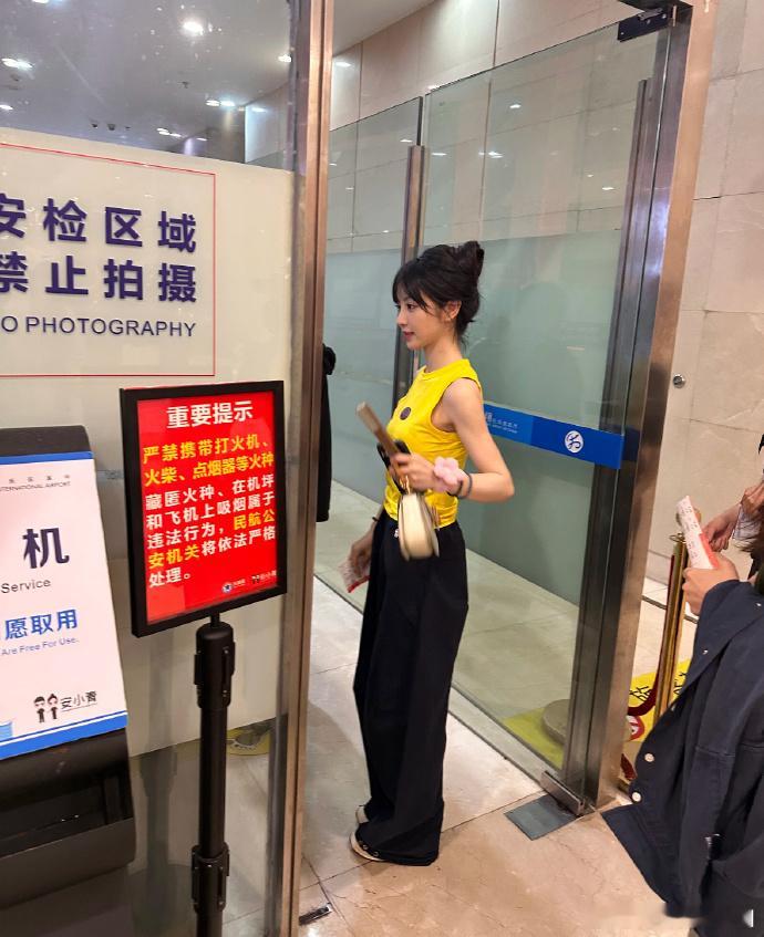 田曦薇现实颜值暴击原相机直出，白瘦美无需修饰！以为屏幕已够甜，真人更是美到失