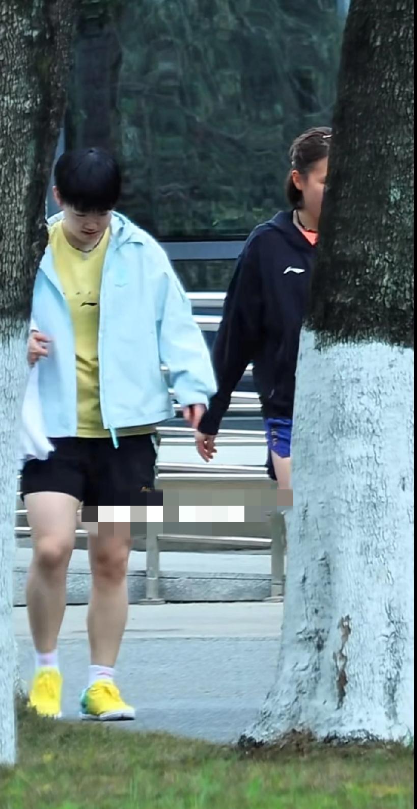 好久没见莎莎和小杨教练同框啦！真的太久没看到孙颖莎和她的启蒙教练杨广弟同框