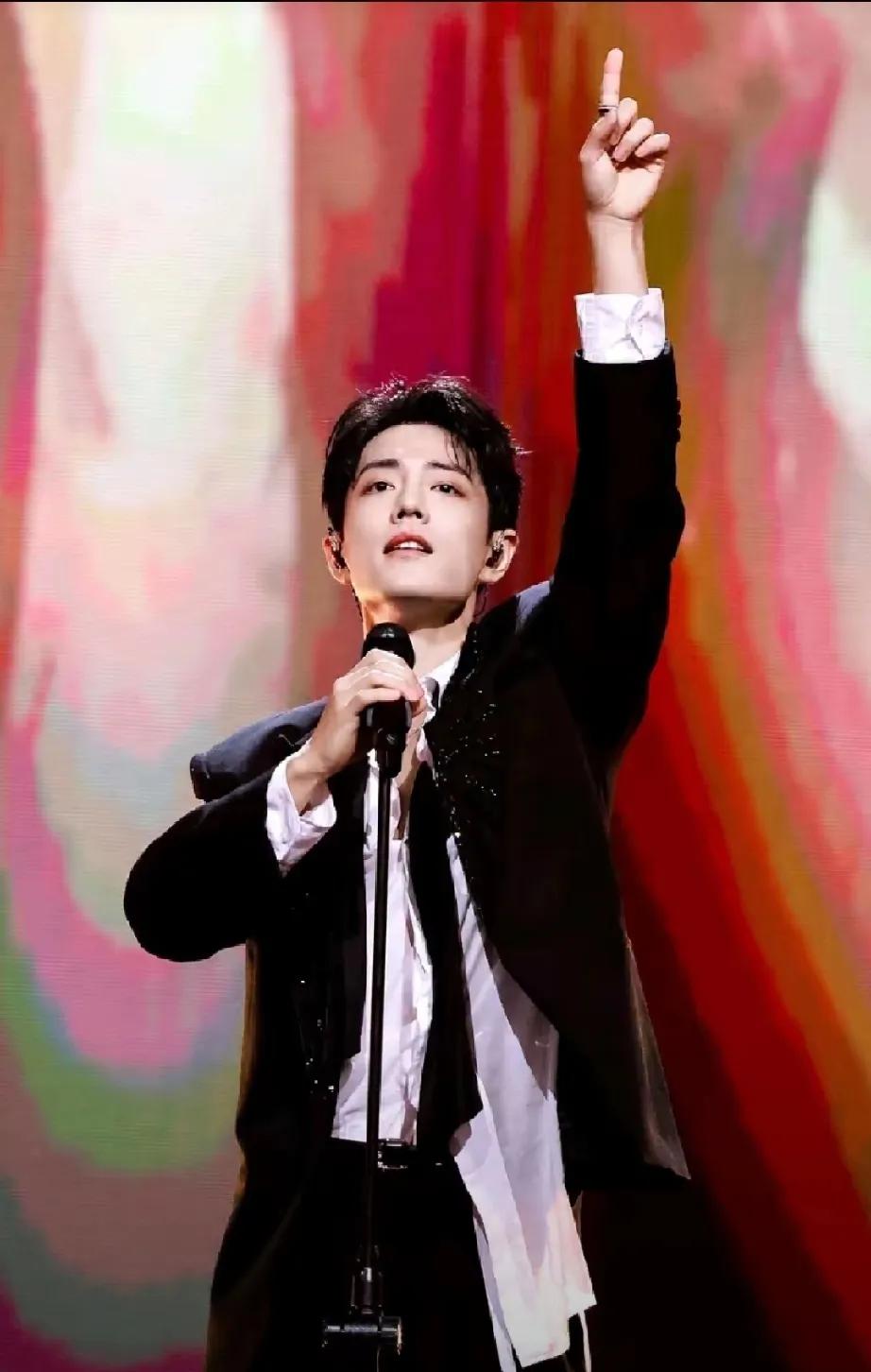 一直好奇肖战为啥总去东方卫视跨年，不去家乡重庆？一查才恍然大悟！肖战曾有过至暗时