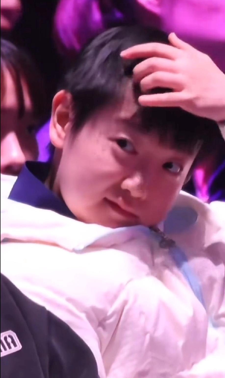 不白来，都不白来！莎莎来看女单决赛了！好喜欢莎莎穿这面包服又萌又可爱，莎宝很少看