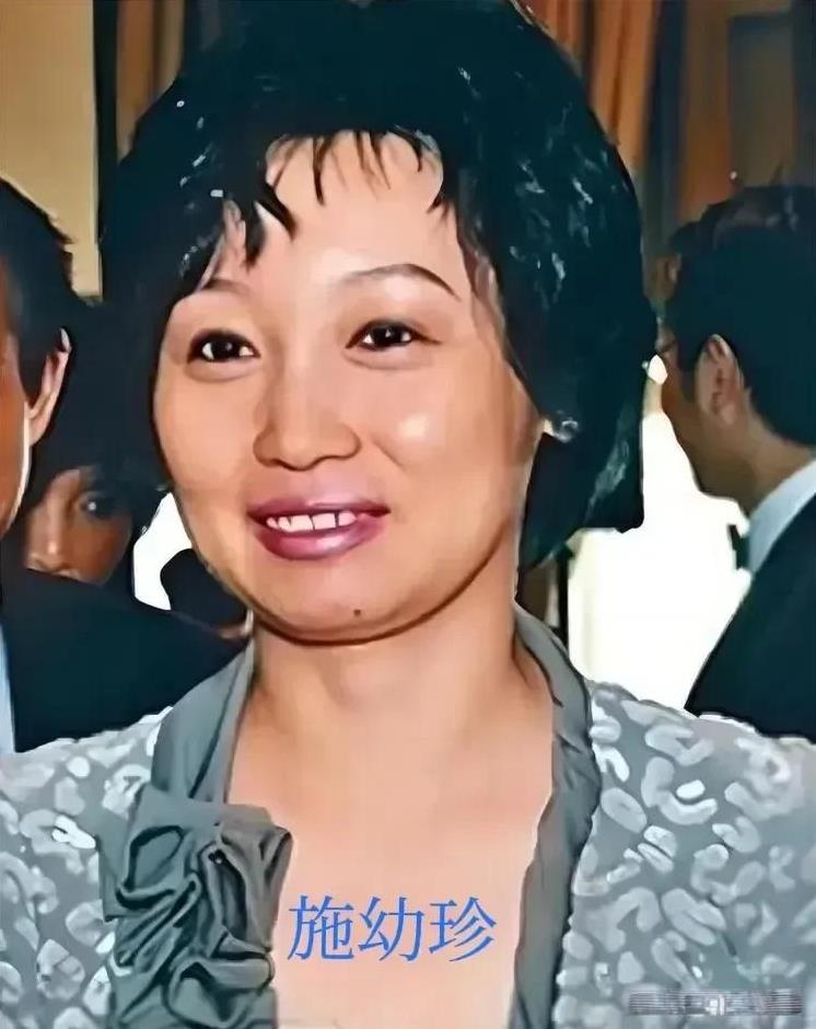 不得不说，宗庆后的原配夫人施幼珍才是人间大清醒！宗庆后的墓碑是宗馥莉立的，墓碑