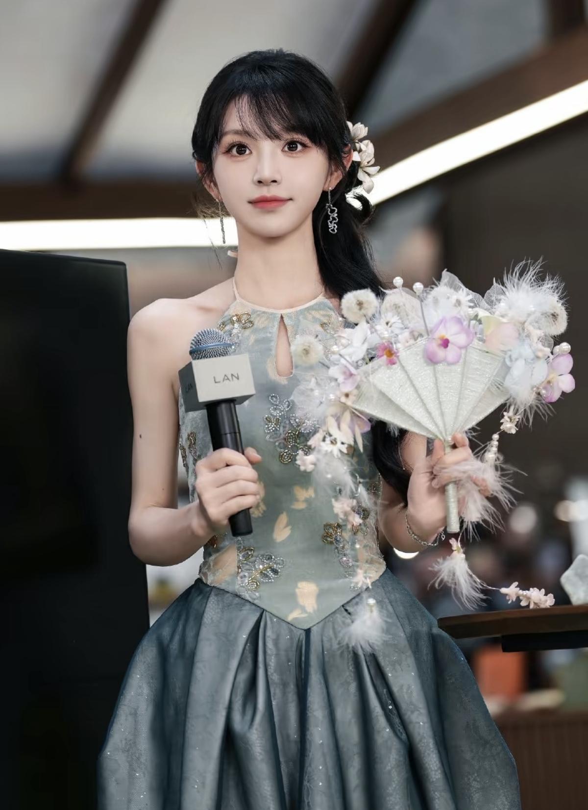 镜头里的田曦薇，带着新中式的柔与甜，每一帧都像一幅晕染开的画[赞] 田曦薇青裙玉