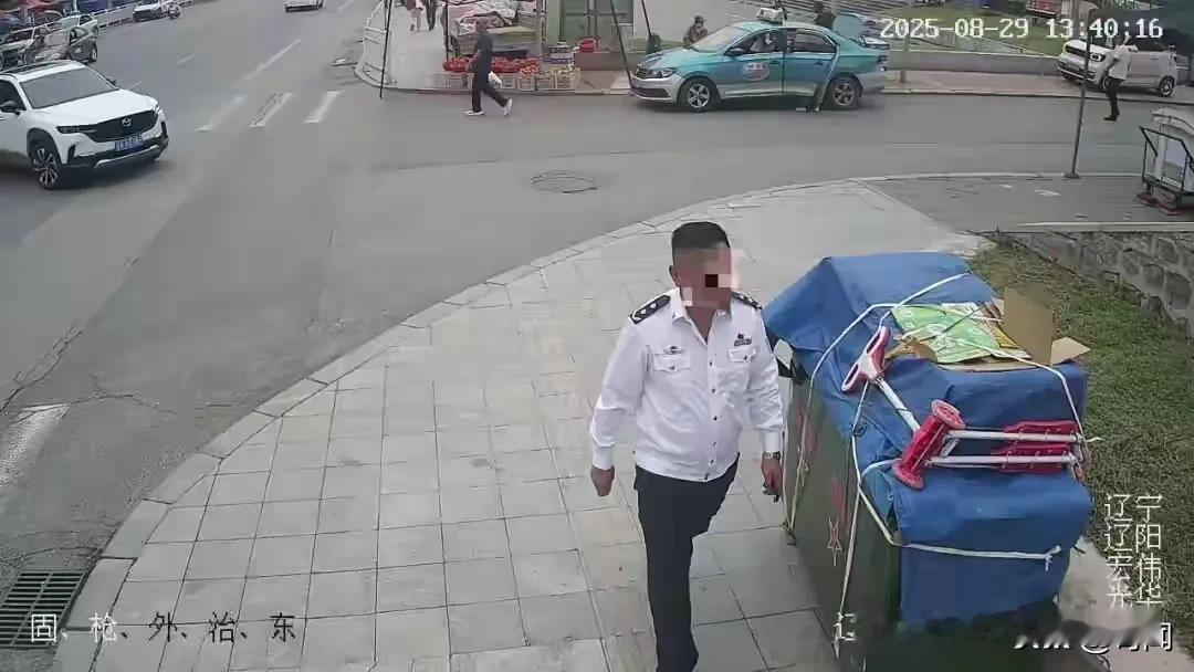 男子冒充二级警监步行到派出所去指导工作，随后被发现身份后拘留。事发8月29日，辽