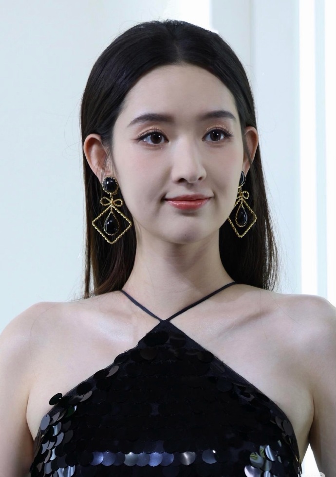 王玉雯换了化妆师后，一下漂亮了好多，印象中她以前的妆是图一这样，现在每场造型好多