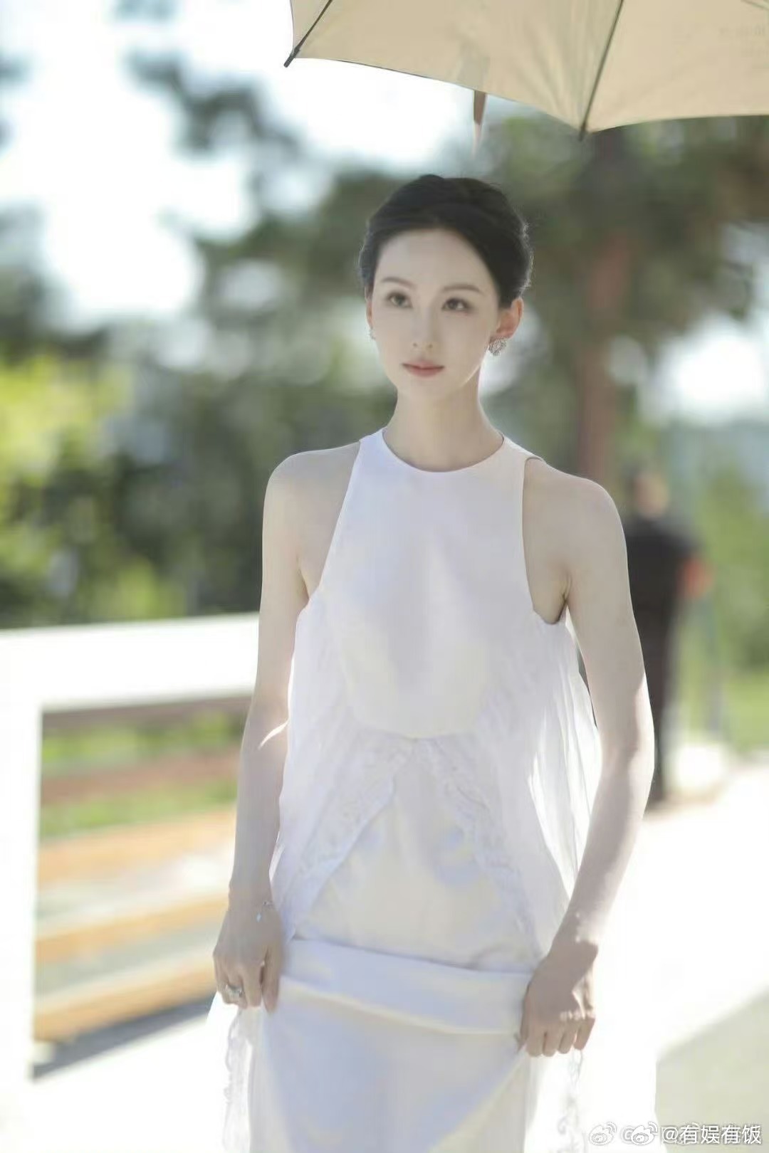陈都灵纯白礼裙陈都灵盘头白裙陈都灵盘头白裙，好美，太好看了​​​