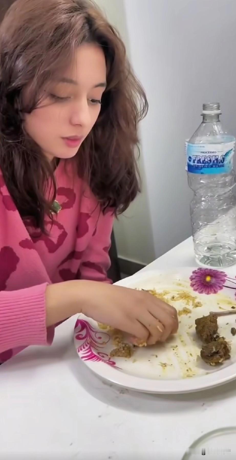 中国小伙娶了一个印度美女，和她生活有一段时间了，结果印度美女依然用手吃饭，