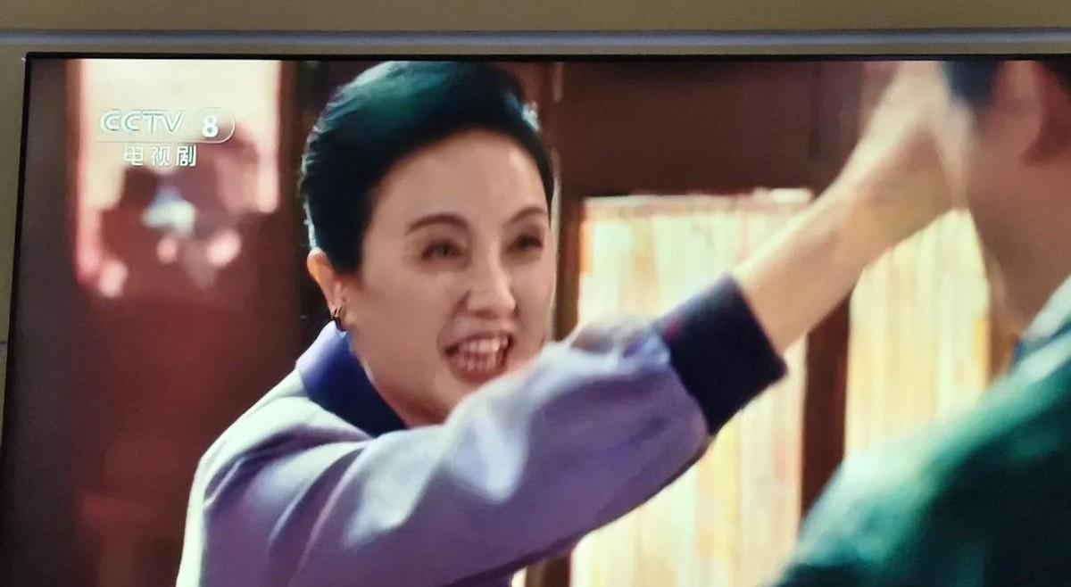 一耳光，真抽。朱媛媛的手，结结实实扇在陈明昊脸上。他没躲，纹丝不动。全场空