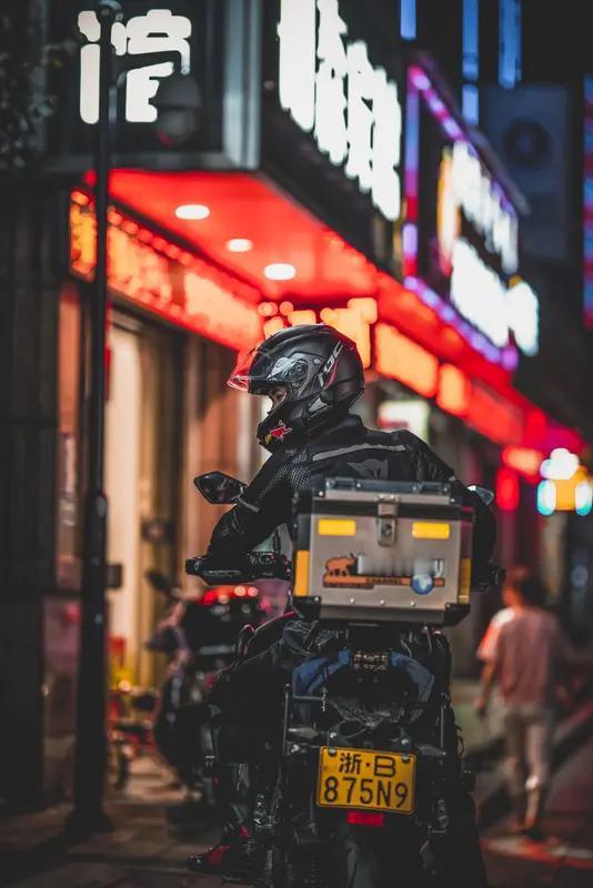 拼好饭都到店自取啦！这说明什么呢？可能你觉得是不是经济很差大家点拼好饭都不要送啦