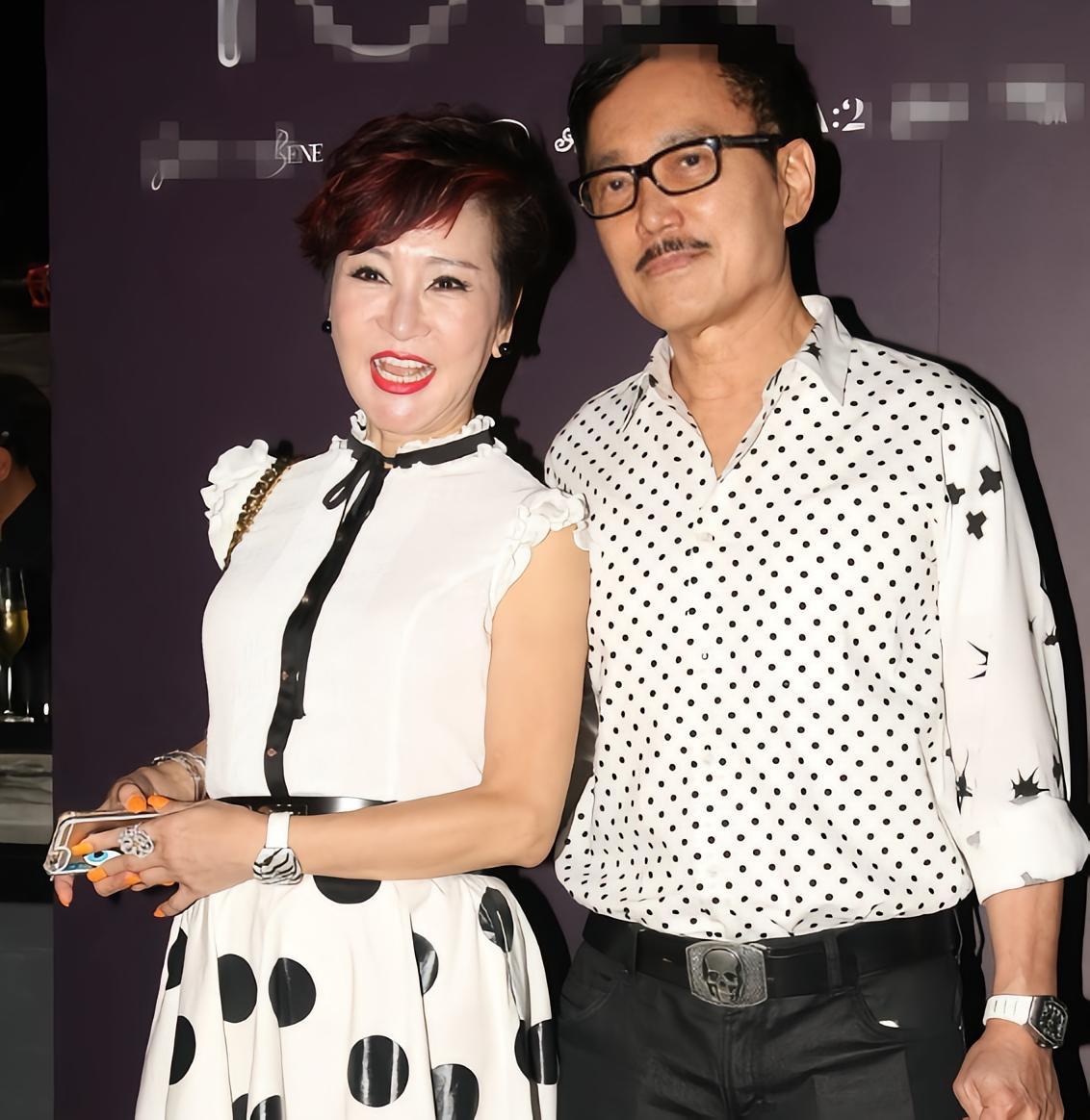 谢贤前妻狄波拉的现任老公江耀城斯文儒雅，随和绅士，很帅气，颜值不输谢贤，他特别宠