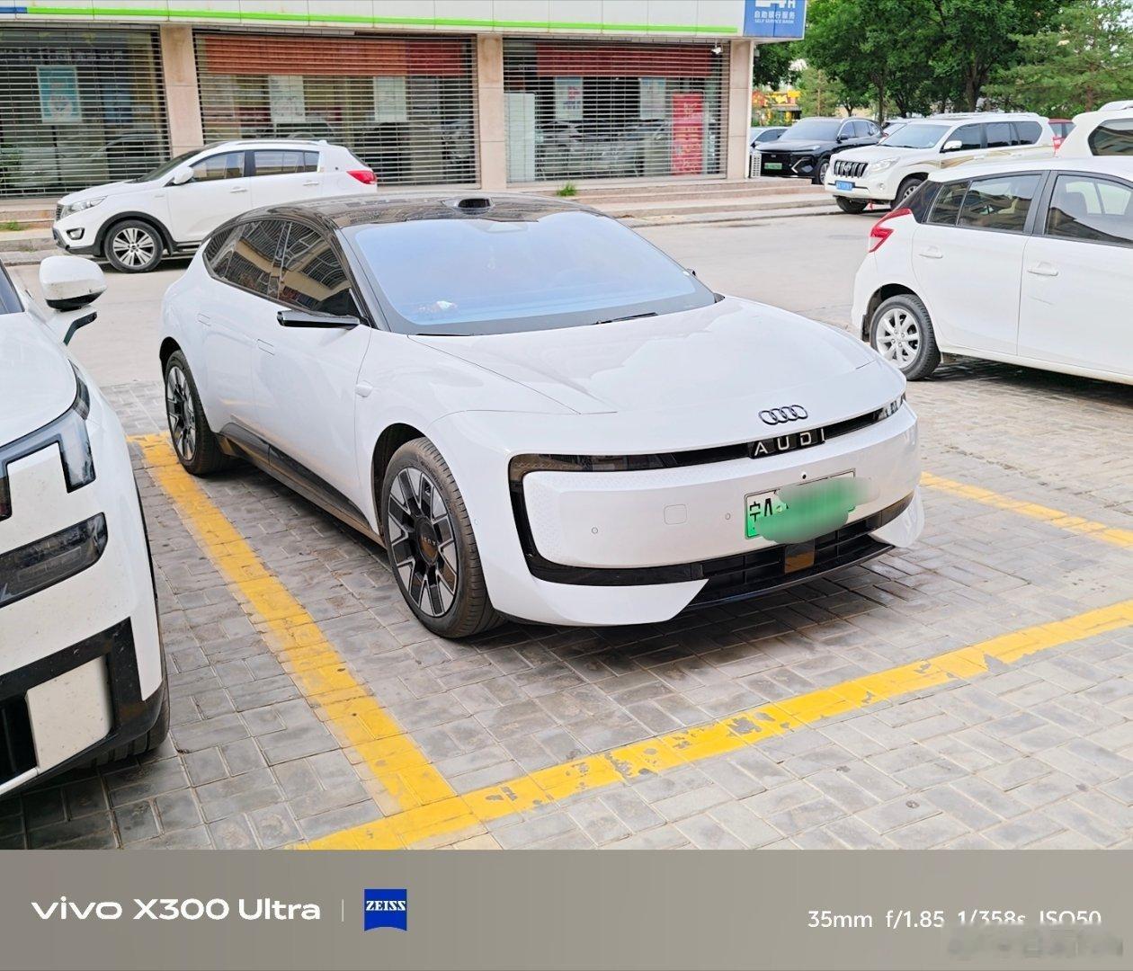 陕北的小县城，竟然看到了奥迪E5Sportback，这里普遍认车标，没想到没有