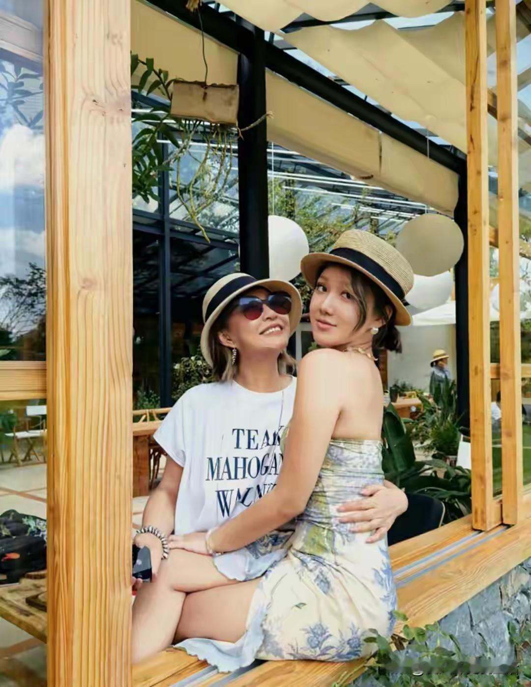 李静和女儿国外感恩节度假，开开心心就像姐妹花。老公黄小茂依然没有出现在镜头里，