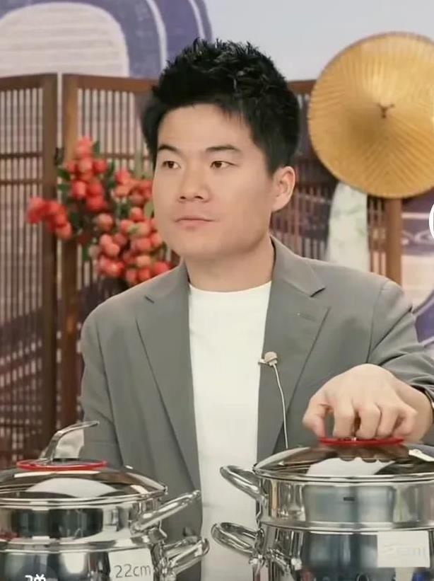 董宇辉先睹为快新书，访谈作家已经提上日程。由于近期董宇辉行程安排的比较紧密，而