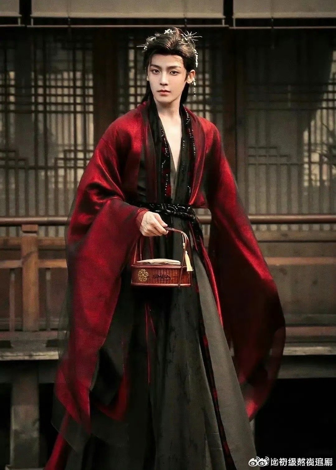 侯明昊张凌赫同款红衣妆造，大家更喜欢哪个