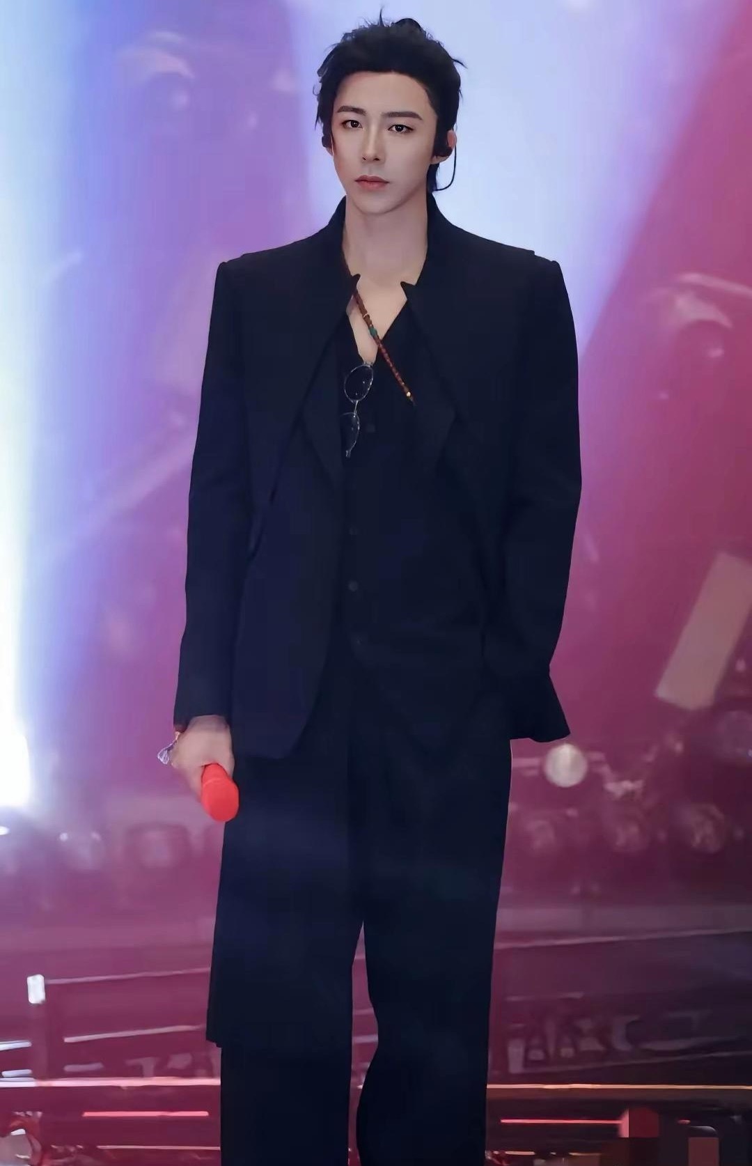 我朋友去看刘宇宁的演唱会,回来以后告诉我,看他演唱会票钱绝对不亏,整整三个小时一