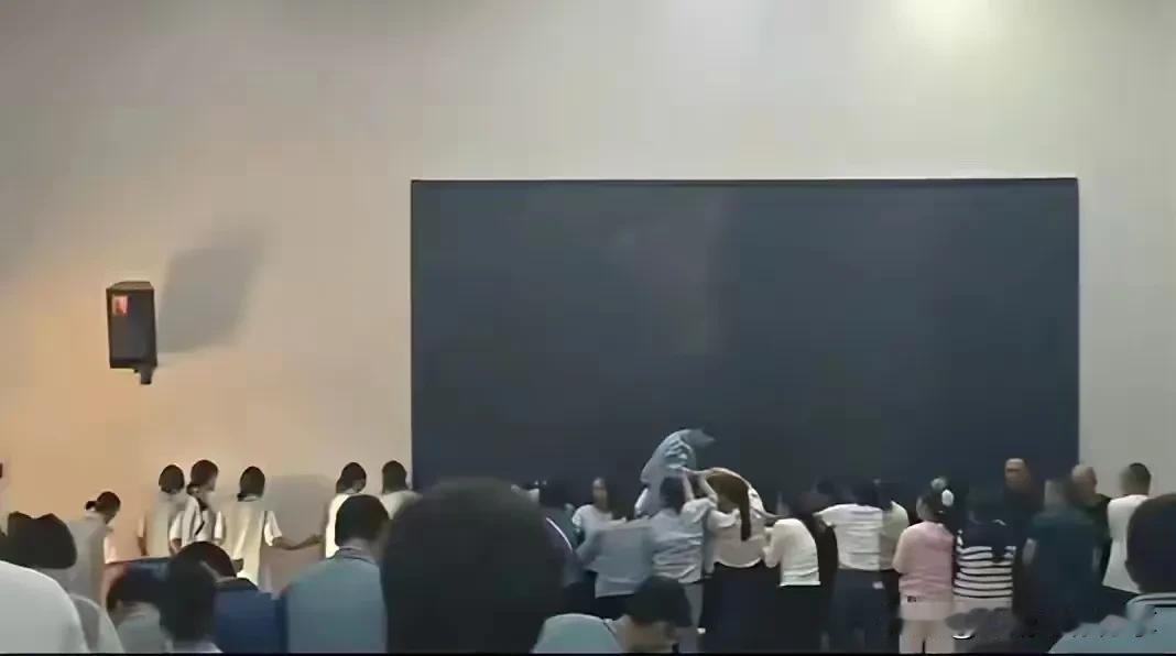 郑州中牟县第三高级中学的校长陶中军这两天应该头都大了吧，自家学校里的两个高三班