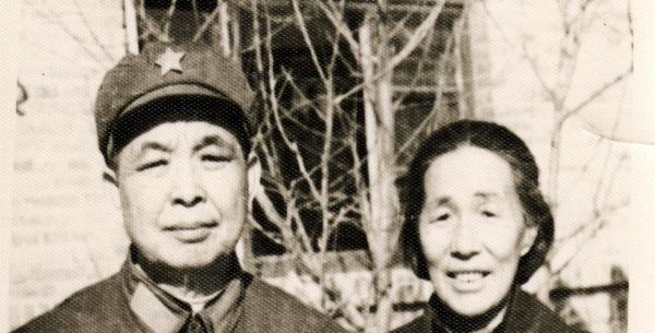 1953年，西康军区司令员刘忠，听说母亲尚在人世，就带妻子回家探亲，回家后，他见