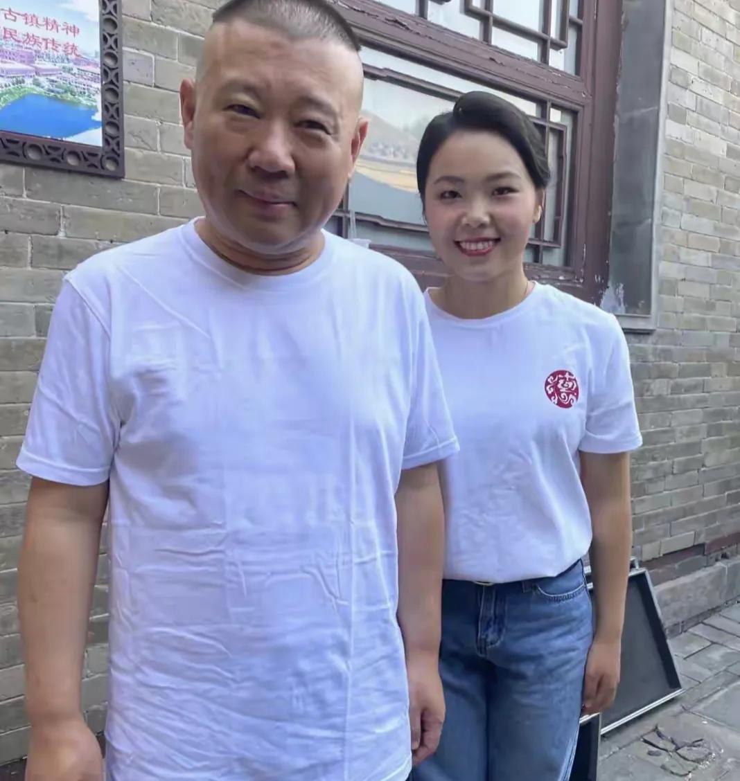 我就纳闷想不明白了，为什么但凡是个人，都能紧盯着郭德纲不放呢一直以来都有人说