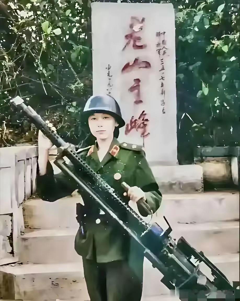 这张珍贵老照片拍摄于上个世纪80年代，一位年轻的战地女记者在老山主峰石碑前留下这
