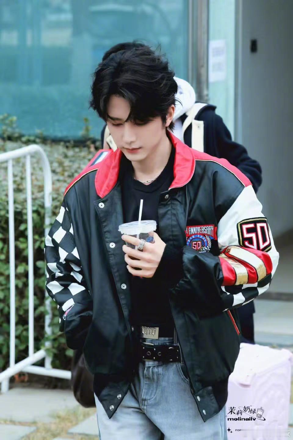 张新成一条裤子系了两根皮带张新成今日节目出妆状态绝了！颜值气质双双在线，结果被