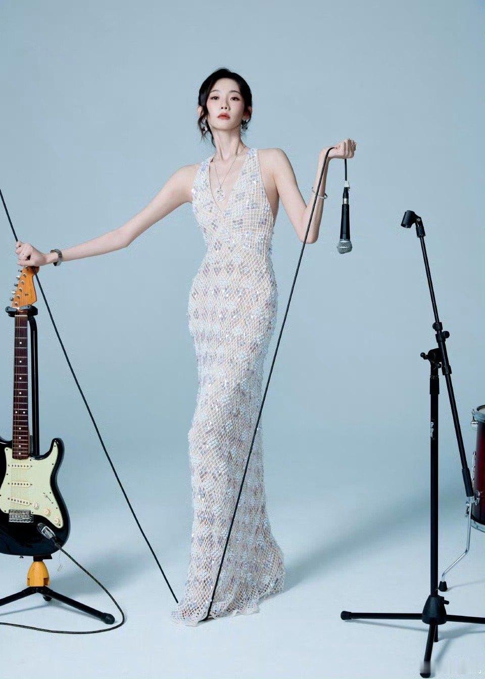 张艺凡深V露背长裙光影下的露背太绝！张艺凡穿深V长裙又纯又欲，氛围感直接拉满～