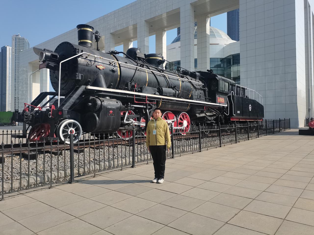 我认为应该。高铁站台是一个公共场合，为了营造一个干净、卫生、安全的好环境，请勿吸