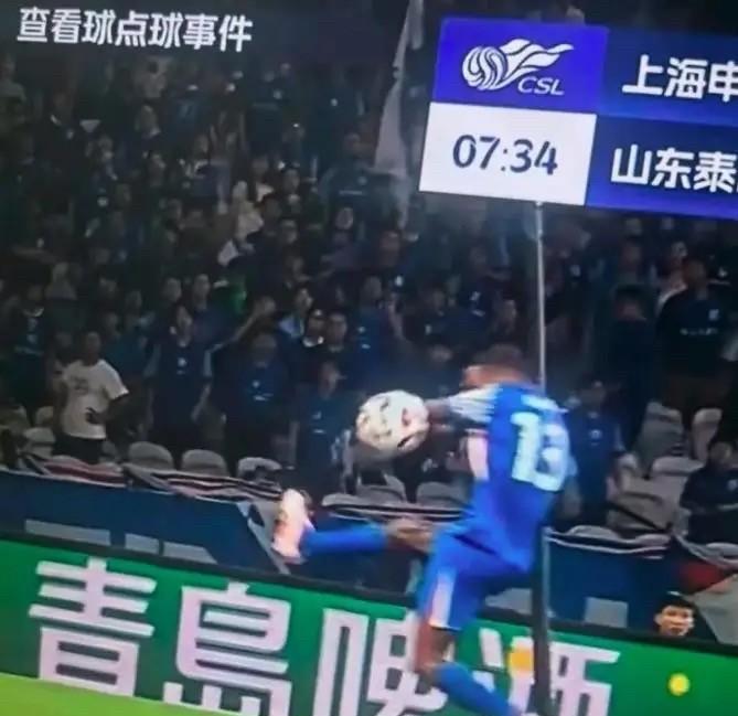 #中超#申花和鲁能的比赛出现争议球，下面从2个角度的回放：防守球员主动移动到