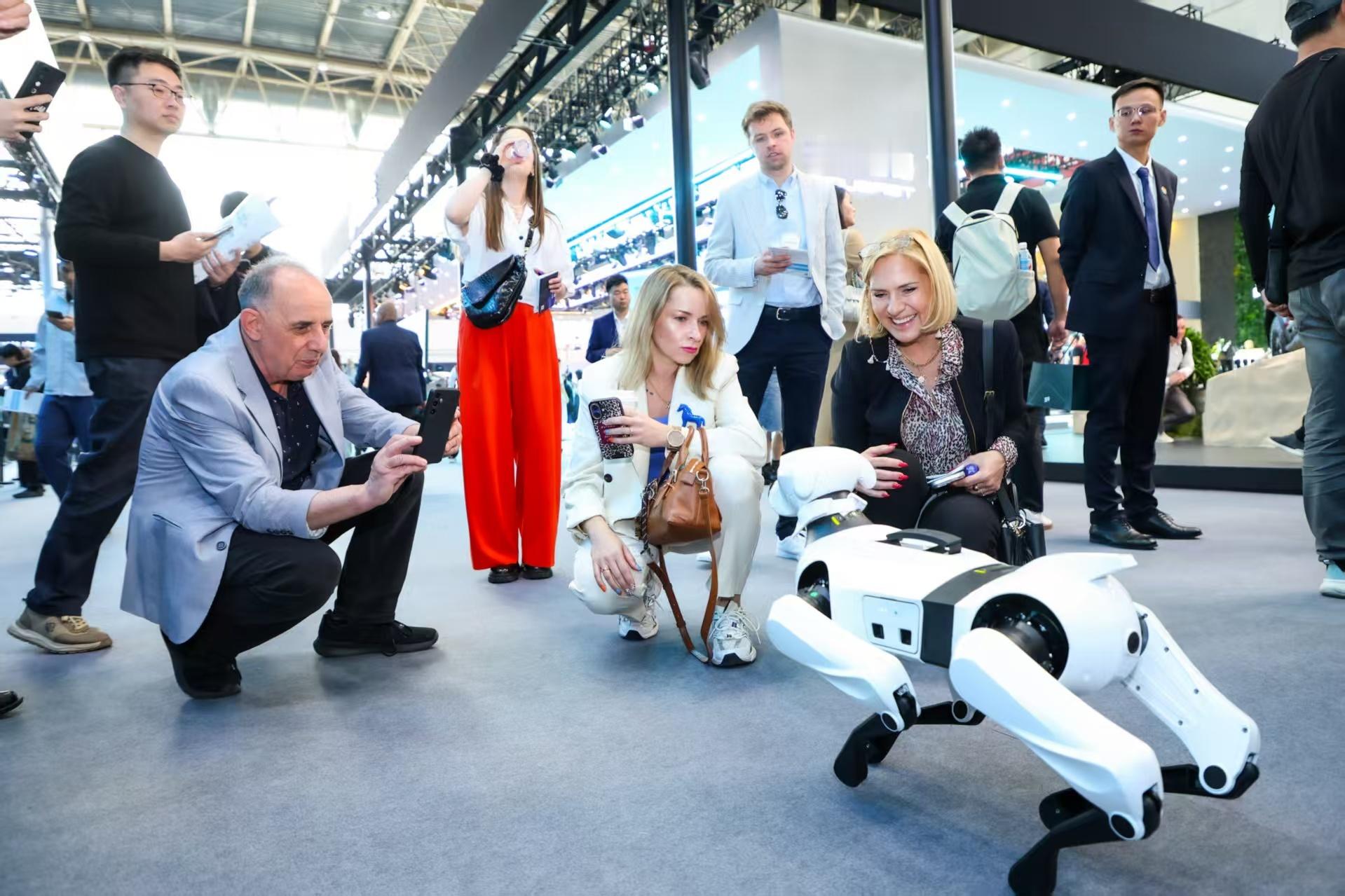 从北京车展看中国汽车全球化发展逛了这几天北京车展，发现老外参展的真不少。尤其是