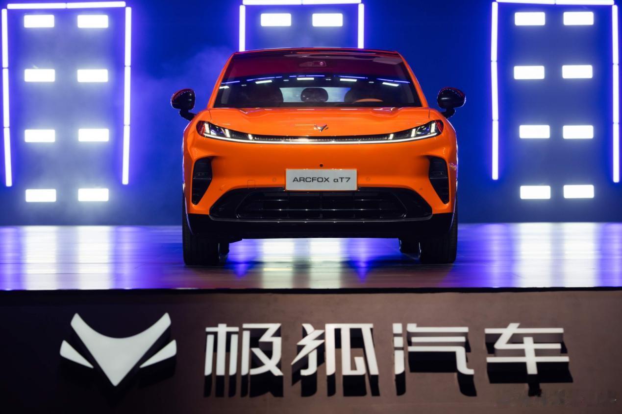 从年初开始看车，预算卡得死死的就是15万，看了一圈总觉得哪里差点意思，直到遇见极狐阿尔法T7。进店拉