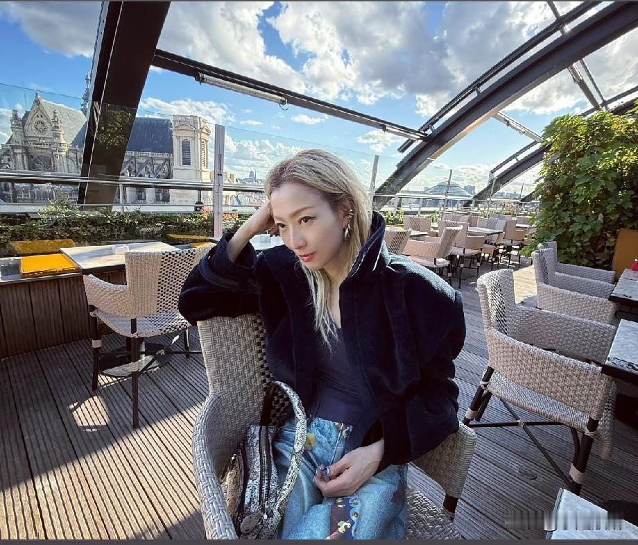 郑秀文巴黎漫游，白发金发氛围感拉满！年少背包浪迹天涯的梦，藏在旅途里近日，
